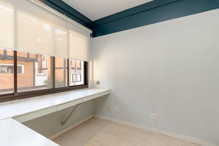 Casa de condomínio à venda com 452m², 4 quartos e 3 vagas Casa de condomínio à venda com 452m², 4 quartos e 3 vagasEscritório