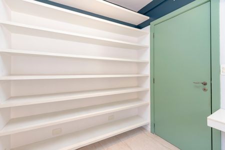 Casa de condomínio à venda com 452m², 4 quartos e 3 vagas Casa de condomínio à venda com 452m², 4 quartos e 3 vagasEscritório