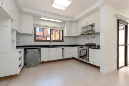 Casa de condomínio à venda com 452m², 4 quartos e 3 vagas Casa de condomínio à venda com 452m², 4 quartos e 3 vagasCozinha