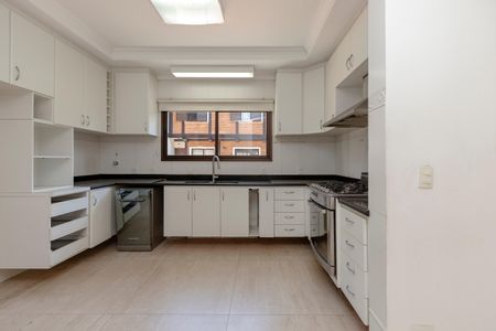 Casa de condomínio à venda com 452m², 4 quartos e 3 vagas Casa de condomínio à venda com 452m², 4 quartos e 3 vagasCozinha