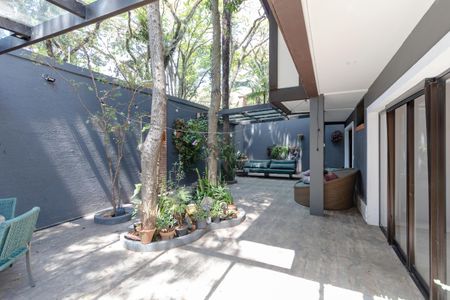 Casa de condomínio à venda com 452m², 4 quartos e 3 vagas Casa de condomínio à venda com 452m², 4 quartos e 3 vagasQuintal