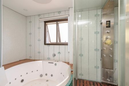 Casa de condomínio à venda com 452m², 4 quartos e 3 vagas Casa de condomínio à venda com 452m², 4 quartos e 3 vagasBanheiro da Suíte 1