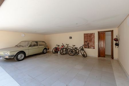 Casa de condomínio à venda com 452m², 4 quartos e 3 vagas Casa de condomínio à venda com 452m², 4 quartos e 3 vagasGaragem