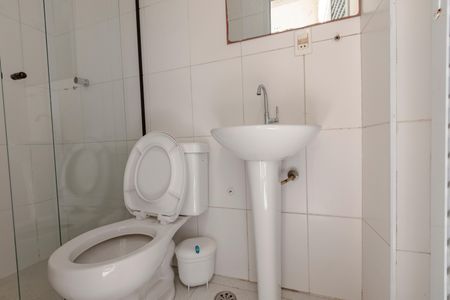 Casa de condomínio à venda com 452m², 4 quartos e 3 vagas Casa de condomínio à venda com 452m², 4 quartos e 3 vagasBanheiro de Serviço