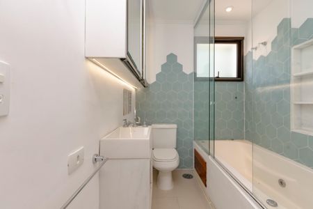 Casa de condomínio à venda com 452m², 4 quartos e 3 vagas Casa de condomínio à venda com 452m², 4 quartos e 3 vagasBanheiro da Suíte 2