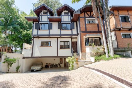 Casa de condomínio à venda com 452m², 4 quartos e 3 vagas Casa de condomínio à venda com 452m², 4 quartos e 3 vagasFachada