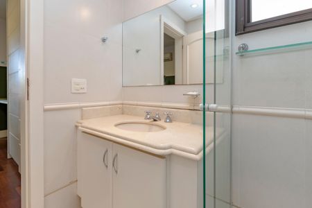 Casa de condomínio à venda com 452m², 4 quartos e 3 vagas Casa de condomínio à venda com 452m², 4 quartos e 3 vagasBanheiro da Suíte 4