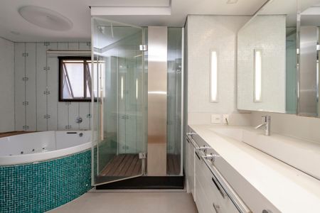 Casa de condomínio à venda com 452m², 4 quartos e 3 vagas Casa de condomínio à venda com 452m², 4 quartos e 3 vagasBanheiro da Suíte 1