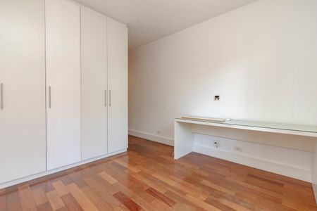 Casa de condomínio à venda com 452m², 4 quartos e 3 vagas Casa de condomínio à venda com 452m², 4 quartos e 3 vagasSuíte 2