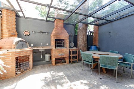 Casa de condomínio à venda com 452m², 4 quartos e 3 vagas Casa de condomínio à venda com 452m², 4 quartos e 3 vagasQuintal