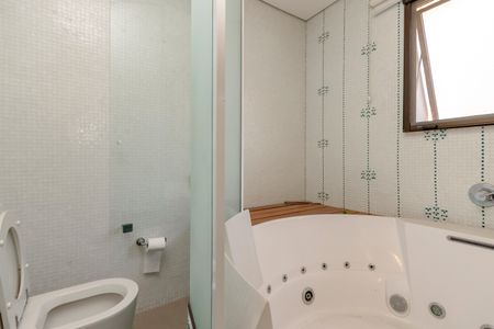 Casa de condomínio à venda com 452m², 4 quartos e 3 vagas Casa de condomínio à venda com 452m², 4 quartos e 3 vagasBanheiro da Suíte 1