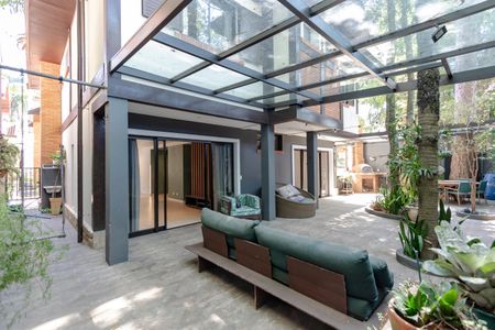 Casa de condomínio à venda com 452m², 4 quartos e 3 vagas Casa de condomínio à venda com 452m², 4 quartos e 3 vagasQuintal