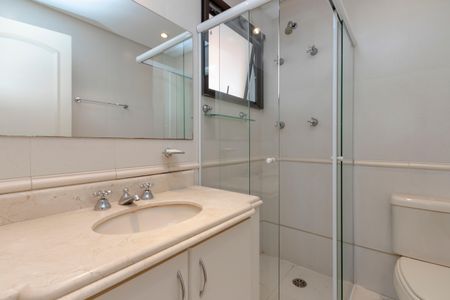 Casa de condomínio à venda com 452m², 4 quartos e 3 vagas Casa de condomínio à venda com 452m², 4 quartos e 3 vagasBanheiro da Suíte 4