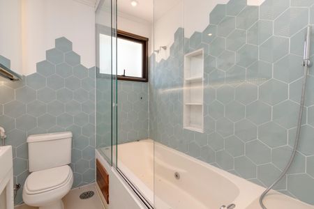 Casa de condomínio à venda com 452m², 4 quartos e 3 vagas Casa de condomínio à venda com 452m², 4 quartos e 3 vagasBanheiro da Suíte 2