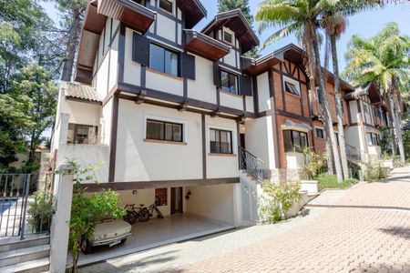 Casa de condomínio à venda com 452m², 4 quartos e 3 vagas Casa de condomínio à venda com 452m², 4 quartos e 3 vagasFachada