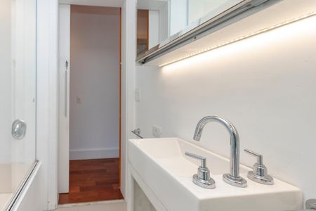 Casa de condomínio à venda com 452m², 4 quartos e 3 vagas Casa de condomínio à venda com 452m², 4 quartos e 3 vagasBanheiro da Suíte 2