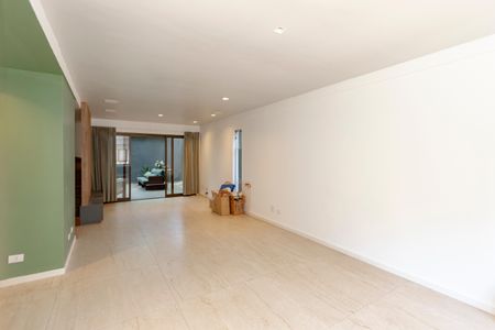 Casa de condomínio à venda com 452m², 4 quartos e 3 vagas Casa de condomínio à venda com 452m², 4 quartos e 3 vagasSala