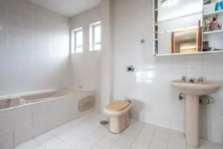 Casa para alugar com 300m², 3 quartos e 3 vagas Casa para alugar com 300m², 3 quartos e 3 vagasBanheiro 2