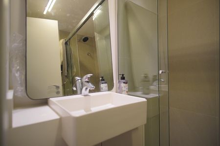 Banheiro Social de kitnet/studio para alugar com 1 quarto, 28m² em Boa Vista, Porto Alegre