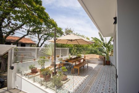 Casa para alugar com 330m², 4 quartos e 4 vagas Casa para alugar com 330m², 4 quartos e 4 vagasQuintal