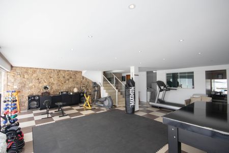 Casa para alugar com 330m², 4 quartos e 4 vagas Casa para alugar com 330m², 4 quartos e 4 vagasAcademia