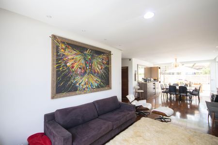 Casa para alugar com 330m², 4 quartos e 4 vagas Casa para alugar com 330m², 4 quartos e 4 vagasSala