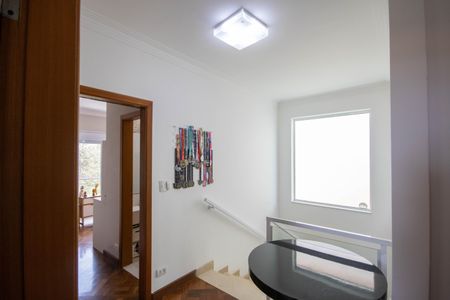 Casa para alugar com 330m², 4 quartos e 4 vagas Casa para alugar com 330m², 4 quartos e 4 vagasCorredor