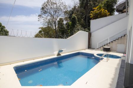 Casa para alugar com 330m², 4 quartos e 4 vagas Casa para alugar com 330m², 4 quartos e 4 vagasPiscina