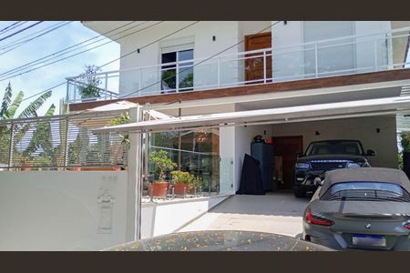 Casa para alugar com 330m², 4 quartos e 4 vagas Casa para alugar com 330m², 4 quartos e 4 vagasFachada