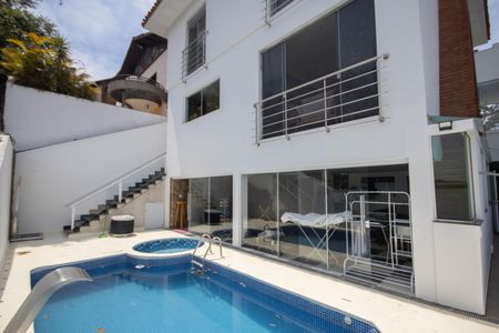 Casa para alugar com 330m², 4 quartos e 4 vagas Casa para alugar com 330m², 4 quartos e 4 vagasPiscina