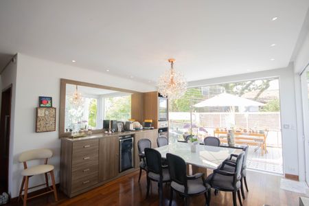 Casa para alugar com 330m², 4 quartos e 4 vagas Casa para alugar com 330m², 4 quartos e 4 vagasSala