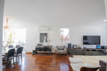 Casa para alugar com 330m², 4 quartos e 4 vagas Casa para alugar com 330m², 4 quartos e 4 vagasSala