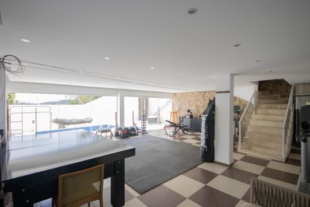 Casa para alugar com 330m², 4 quartos e 4 vagas Casa para alugar com 330m², 4 quartos e 4 vagasAcademia