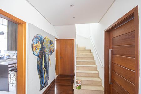 Casa para alugar com 330m², 4 quartos e 4 vagas Casa para alugar com 330m², 4 quartos e 4 vagasCorredor