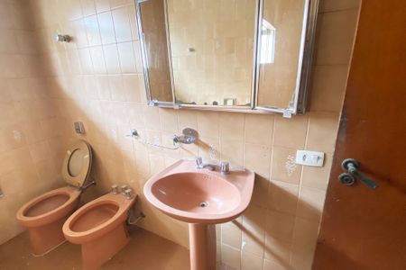 Casa à venda com 360m², 5 quartos e 8 vagas Casa à venda com 360m², 5 quartos e 8 vagasBanheiro Social 1