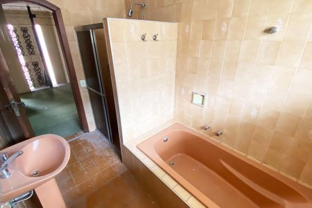 Casa à venda com 360m², 5 quartos e 8 vagas Casa à venda com 360m², 5 quartos e 8 vagasBanheiro Social 1