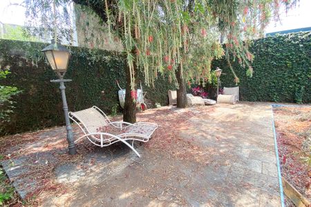 Casa à venda com 360m², 5 quartos e 8 vagas Casa à venda com 360m², 5 quartos e 8 vagasQuintal