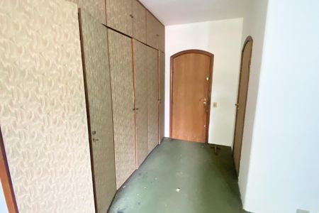 Casa à venda com 360m², 5 quartos e 8 vagas Casa à venda com 360m², 5 quartos e 8 vagasSuíte