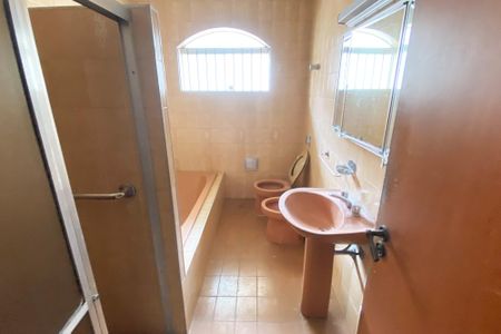 Casa à venda com 360m², 5 quartos e 8 vagas Casa à venda com 360m², 5 quartos e 8 vagasBanheiro Social 1