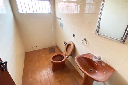 Casa à venda com 360m², 5 quartos e 8 vagas Casa à venda com 360m², 5 quartos e 8 vagasBanheiro Social 3