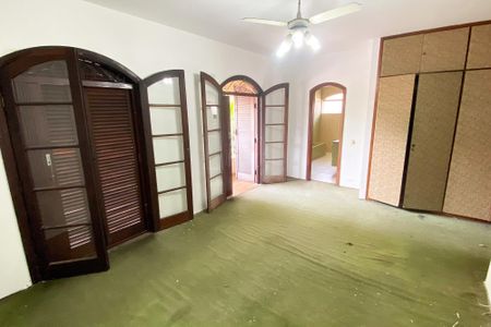 Casa à venda com 360m², 5 quartos e 8 vagas Casa à venda com 360m², 5 quartos e 8 vagasSuíte
