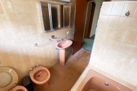 Casa à venda com 360m², 5 quartos e 8 vagas Casa à venda com 360m², 5 quartos e 8 vagasBanheiro Social 1