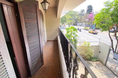 Casa à venda com 360m², 5 quartos e 8 vagas Casa à venda com 360m², 5 quartos e 8 vagasVaranda da Suíte