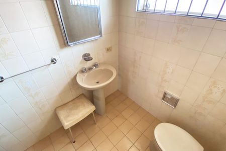 Casa à venda com 360m², 5 quartos e 8 vagas Casa à venda com 360m², 5 quartos e 8 vagasBanheiro Social 2