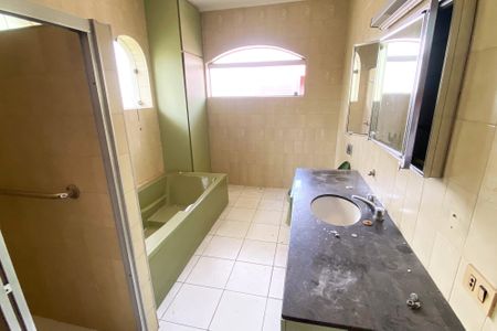 Casa à venda com 360m², 5 quartos e 8 vagas Casa à venda com 360m², 5 quartos e 8 vagasBanheiro da Suíte