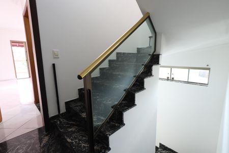 Casa à venda com 220m², 3 quartos e 4 vagasEscada