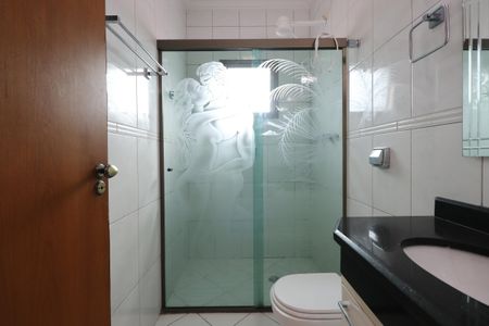 Casa à venda com 220m², 3 quartos e 4 vagasBanheiro da Suíte 1