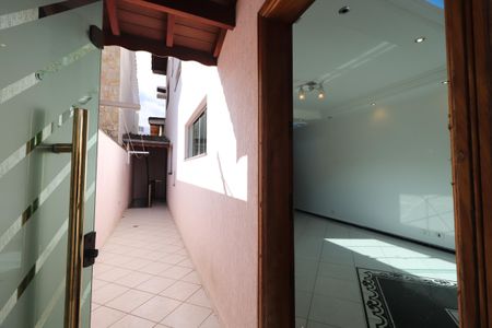 Casa à venda com 220m², 3 quartos e 4 vagasCorredor externo