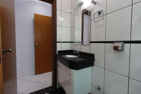 Casa à venda com 220m², 3 quartos e 4 vagasBanheiro da Suíte 2
