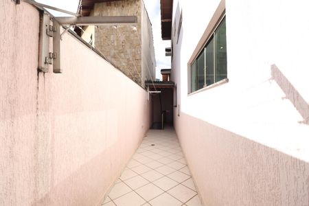 Casa à venda com 220m², 3 quartos e 4 vagasCorredor externo